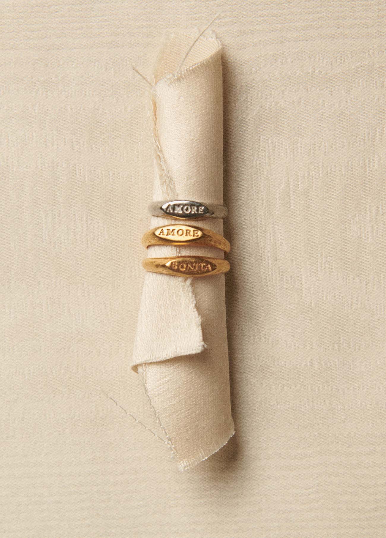 Anillo Sello Mini Amore Oro Macizo