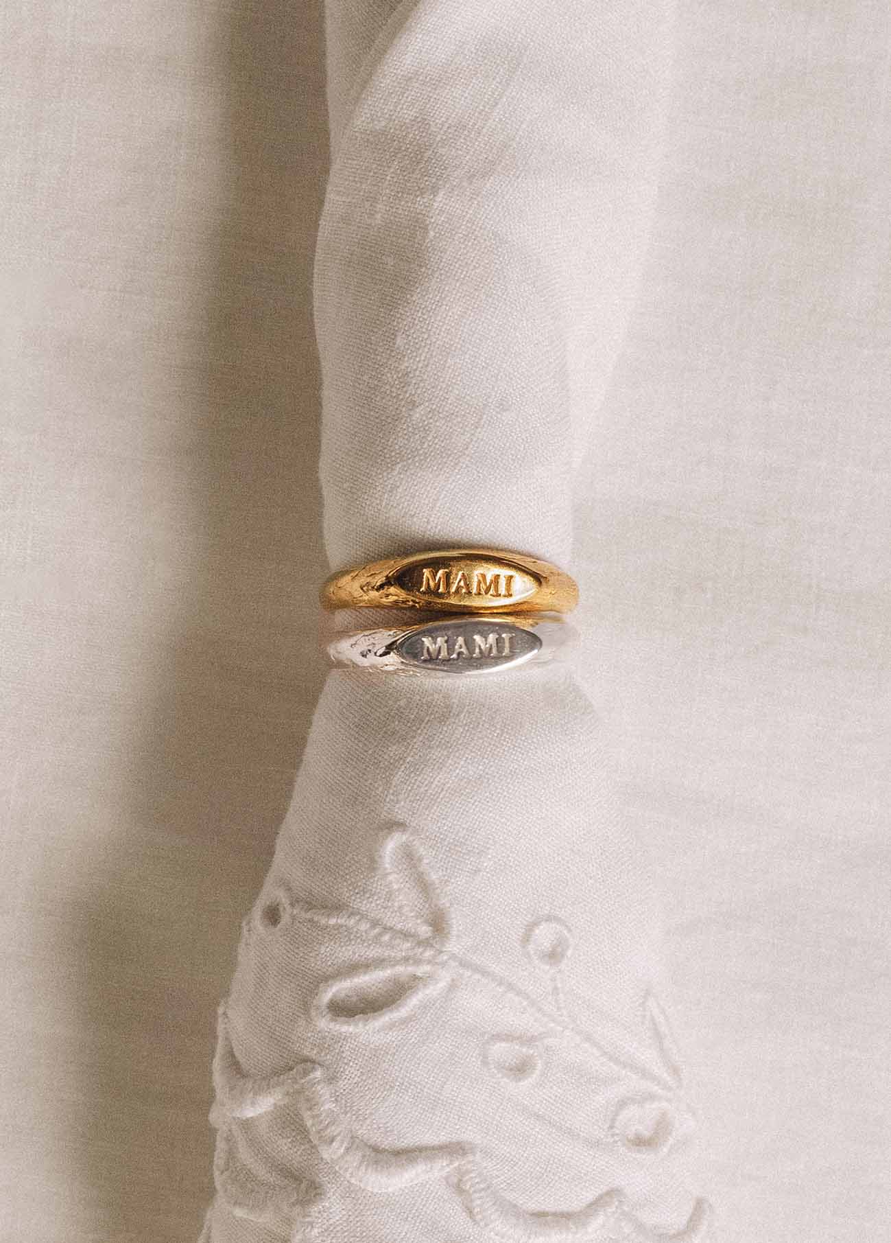 Mini Mami Signet Ring Solid Gold