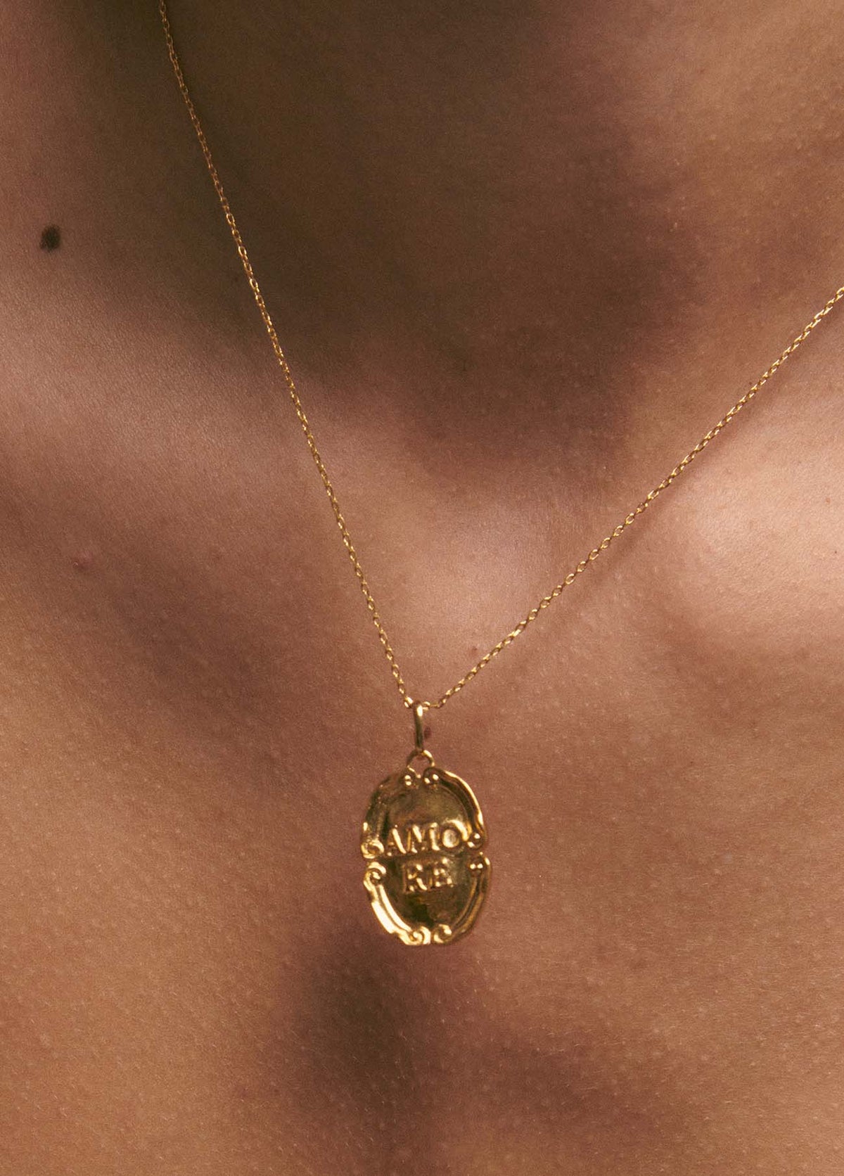 Medalla Amore Charm Solid Gold
