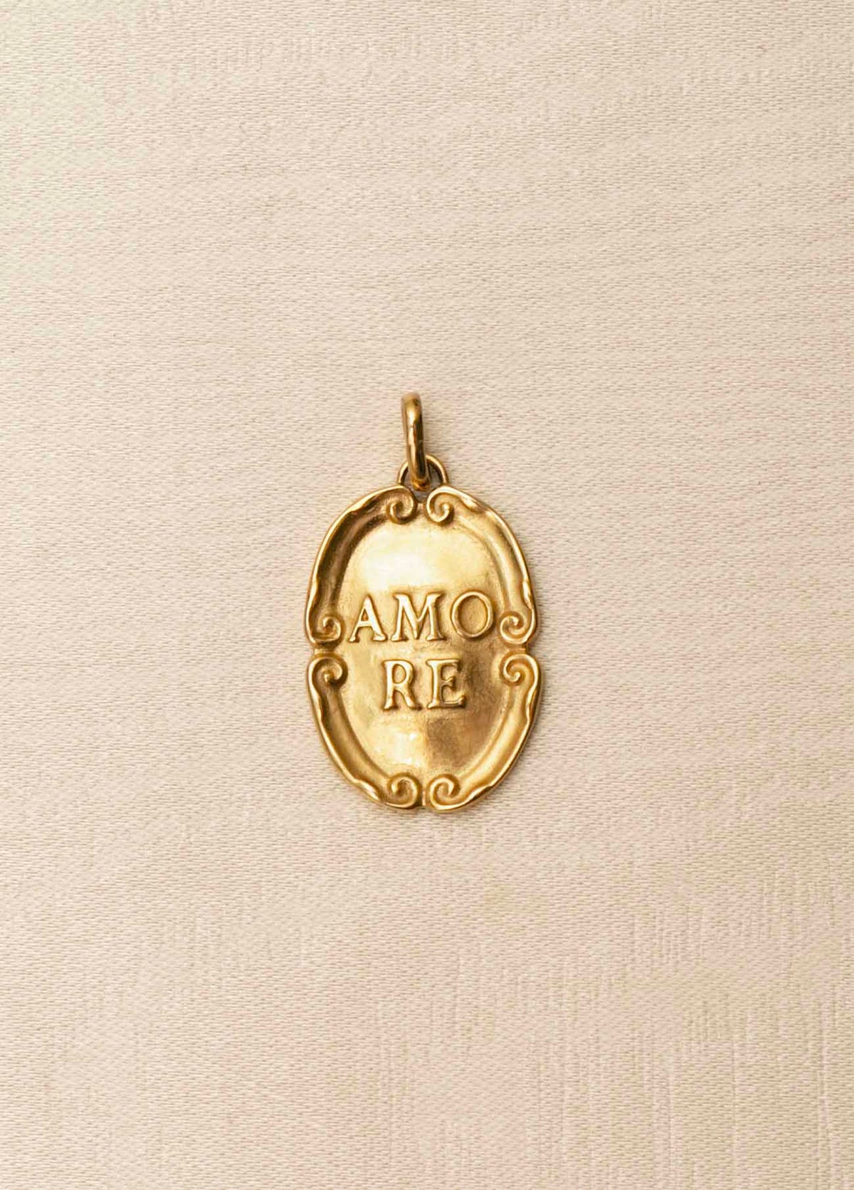 Medalla Amore Charm Solid Gold