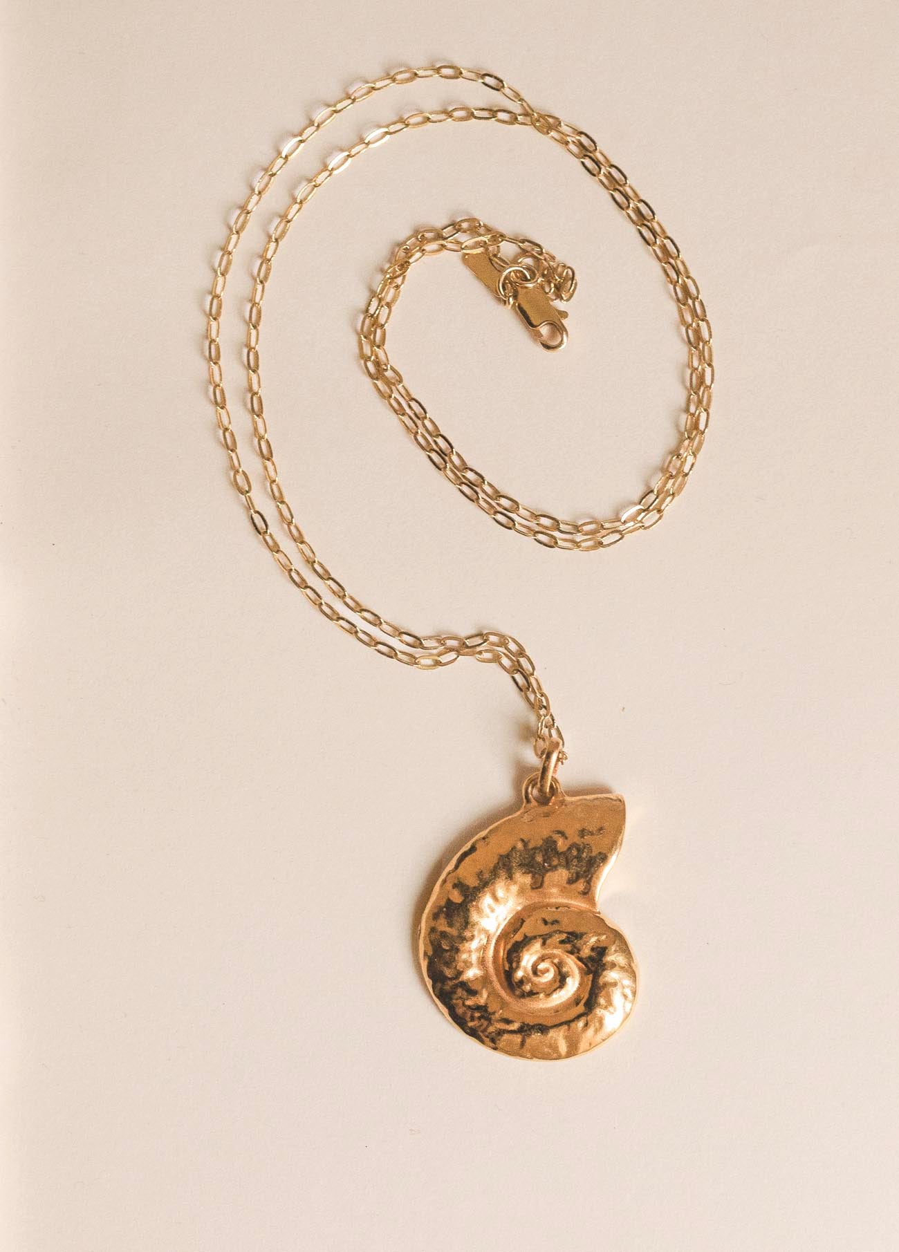 Caracola with Mare Gold Chain